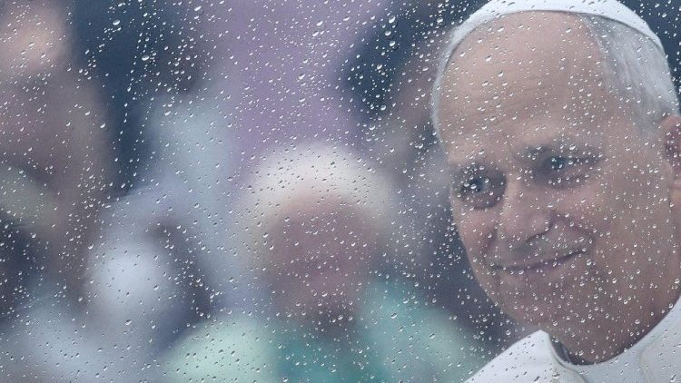 Esőben érkezett és esőben távozott  