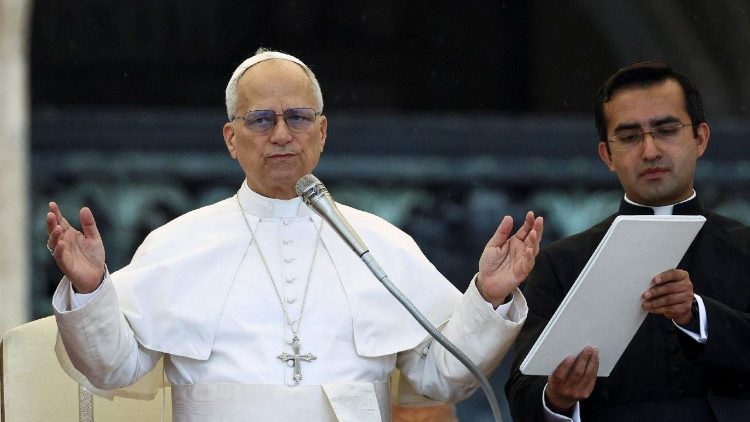 Leó pápa áldást ad