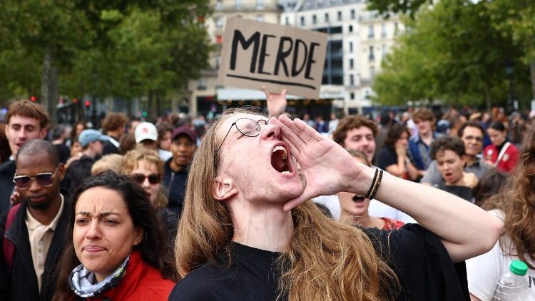 Manifestante grita durante manifestação na "Place de la République", em Paris.