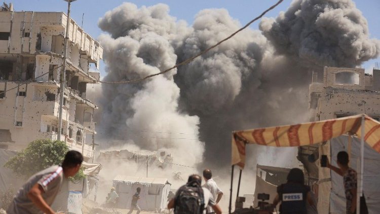 በጋዛ ከተማ  የሚገኘው የመኖሪያ ህንፃ በእስራኤል የአየር ጥቃት ከተመታ በኋላ  