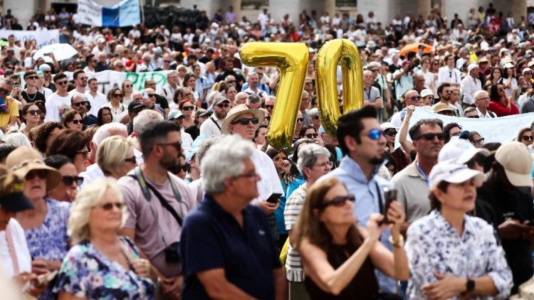 вярващи на площад Свети Петър за 70-я рожден ден на папата