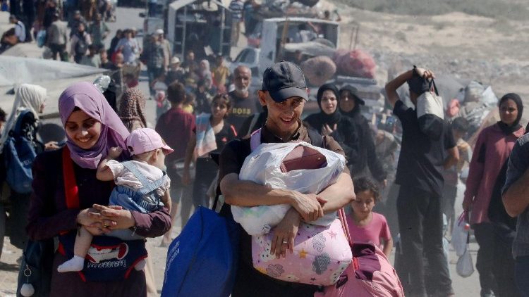 इज़रायली सेना द्वारा गाजा शहर के निवासियों को दक्षिण की ओर जाने का आदेश दिए जाने के बाद विस्थापित फिलिस्तीनी दक्षिण की ओर जाते हुए