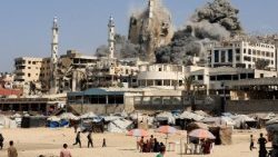 इज़रायली हवाई हमलों में गाजा शहर में खाली कराए गए अल-गेफारी टावर को निशाना बनाया गया