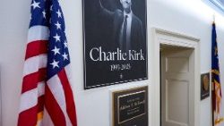 अमेरिकी प्रतिनिधि एडिसन मैकडॉवेल के कार्यालय के बाहर चार्ली किर्क की एक पोस्टर आकार की तस्वीर