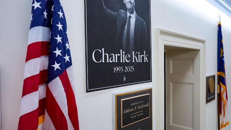 अमेरिकी प्रतिनिधि एडिसन मैकडॉवेल के कार्यालय के बाहर चार्ली किर्क की एक पोस्टर आकार की तस्वीर