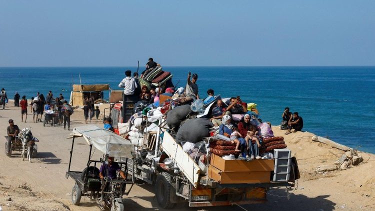 Palestinesi in fuga da Gaza (Reuters)