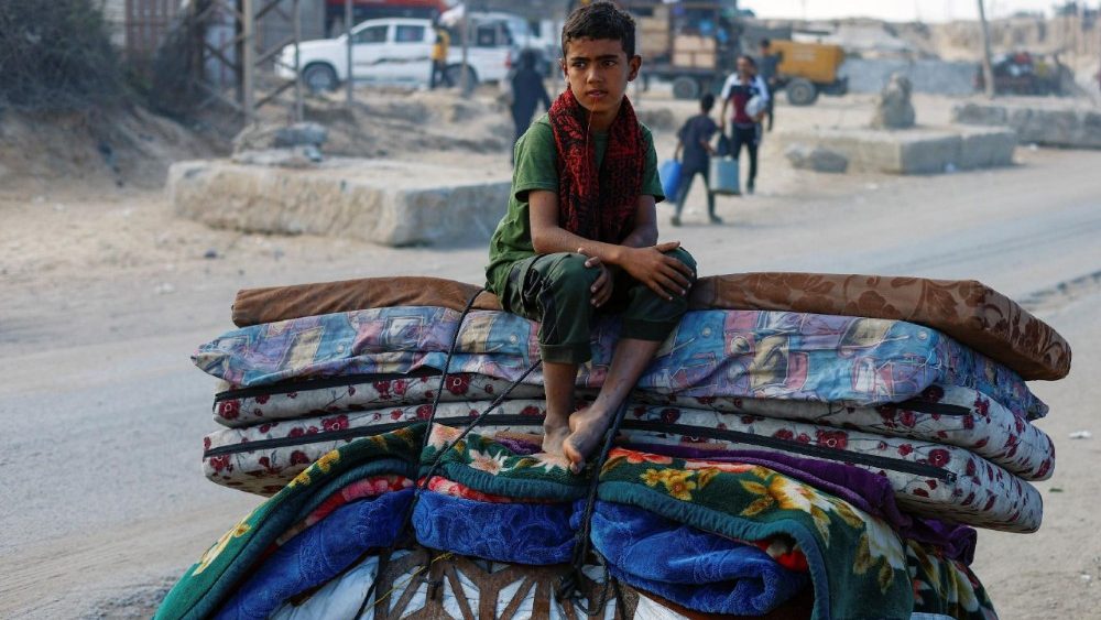 Menino palestino fugindo do norte de Gaza após início da invasão israelense, em 17 de setembro de 2025. REUTERS/Mahmoud Issa
