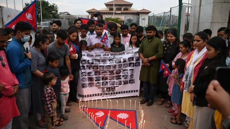 Người dân  tưởng nhớ nạn nhân của các cuộc biểu tình chống tham nhũng ở Kathmandu, Nepal.