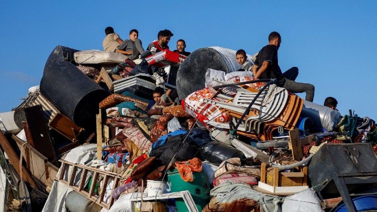 Разселените палестинци се придвижват на юг, след като израелските сили наредиха на жителите на град Газа да се евакуират