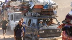 Sfollati palestinesi in fuga da Gaza City dopo gli ordini di evacuazione dell'esercito israeliano (Reuters)