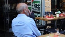 Un manifesto "Palestina libera" è esposto alla Palestine House, mentre il Primo Ministro britannico Keir Starmer annuncia che il Regno Unito ha formalmente riconosciuto uno Stato palestinese, a Londra