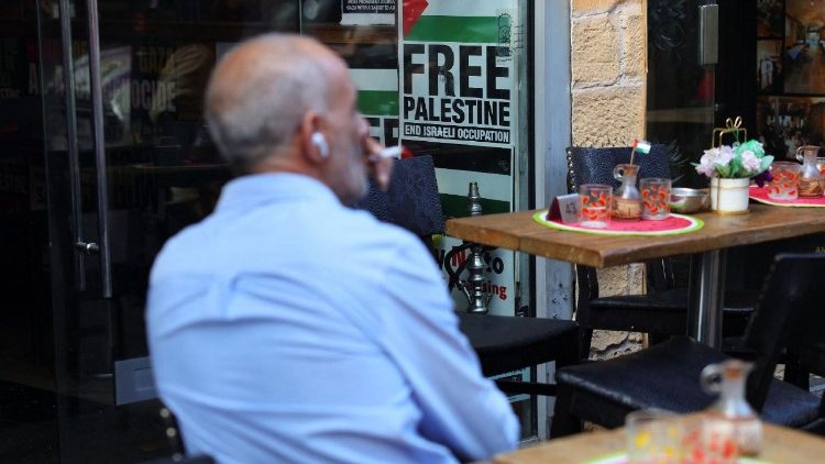 Un manifesto "Palestina libera" è esposto alla Palestine House, mentre il Primo Ministro britannico Keir Starmer annuncia che il Regno Unito ha formalmente riconosciuto uno Stato palestinese, a Londra