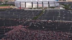 La multitud se reúne cerca del estadio de Glendale para el funeral de Kirk