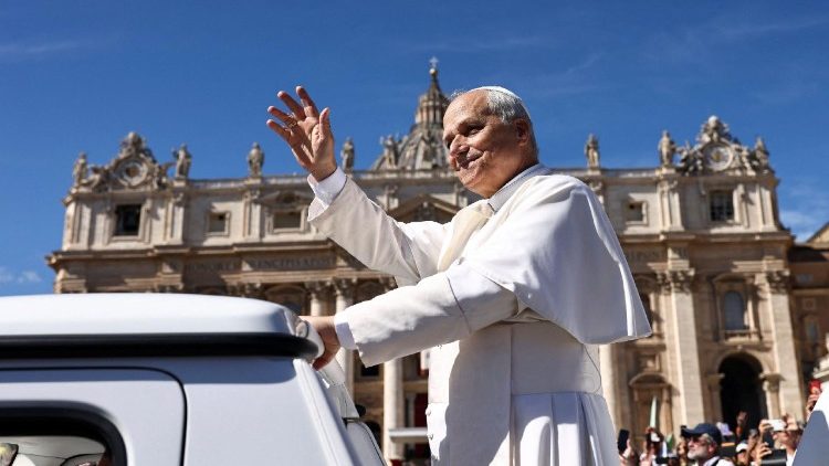 विश्वासियों का अभिवादन करते संत पापा लियो 14वें