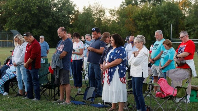 Người dân quy tụ cầu nguyện sau vụ xả súng