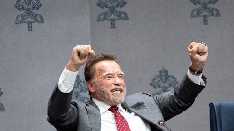 मंगलवार को वाटिकन प्रेस कॉन्फ्रेंस  में कैलिफ़ोर्निया के पूर्व गवर्नर और टर्मिनेटर फ़िल्म फ़्रैंचाइज़ के अभिनेता अर्नोल्ड श्वार्ज़नेगर