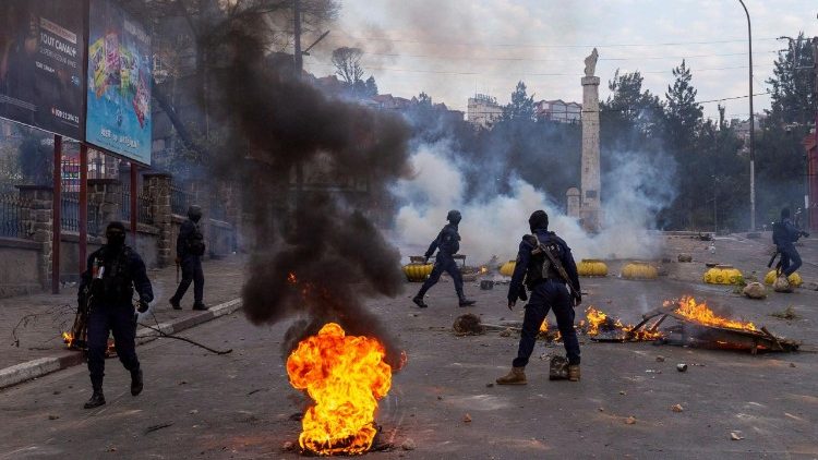 À Madagascar, les manifestants retournent dans la rue, mardi 30 septembre, malgré l'annonce du limogeage du gouvernement.