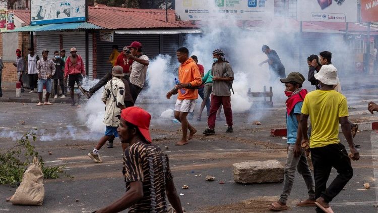 Madagascar protesters return to streets despite move to dissolve government