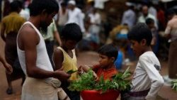 Rohingya-Kind verkauft Gemüse auf der Straße, im Flüchtlingslager Cox's Bazar (Bild von August 2025)