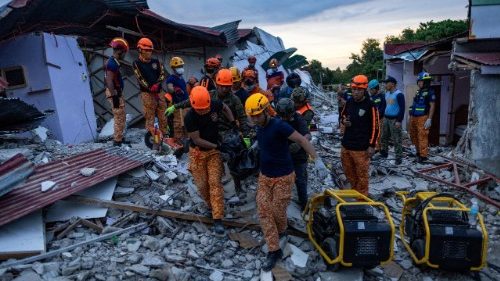 Philippinen: Bischof spendet Trost nach Erdbeben