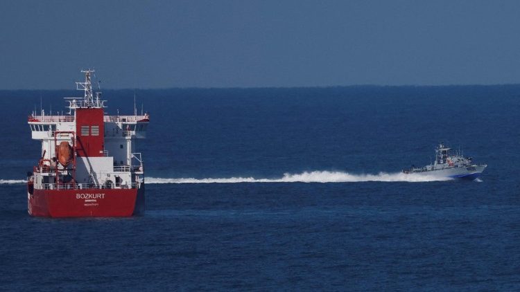 Una nave della Marina israeliana si avvicina al porto di Ashdod, nel sud di Israele