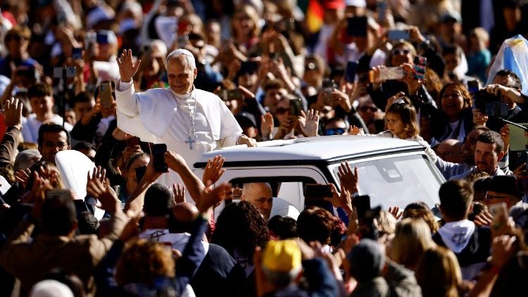 आमदर्शन समारोह के दौरान खुली कार पर सवार पोप लियो विश्वासियों का अभिवादन करते हुए