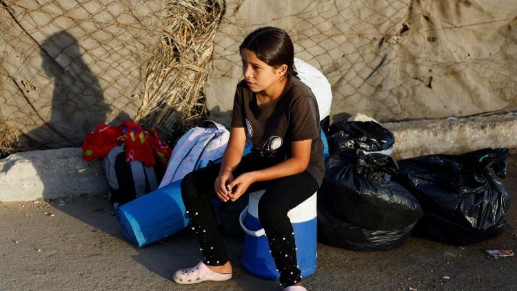 Una bambina palestinese sfollata a Gaza