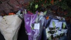 Người dân đặt hoa tưởng niệm các nạn nhân vụ khủng bố tại hội đường Do Thái ở Manchester 