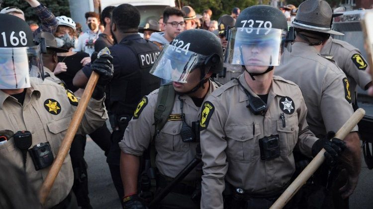 Polizeipräsenz in Chicago vor einem Abschiebezentrum