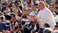 वाटिकन स्थित सन्त पेत्रुस महागिरजाघर के प्राँगण में सन्त पापा लियो 14 वें, 04.10.2025