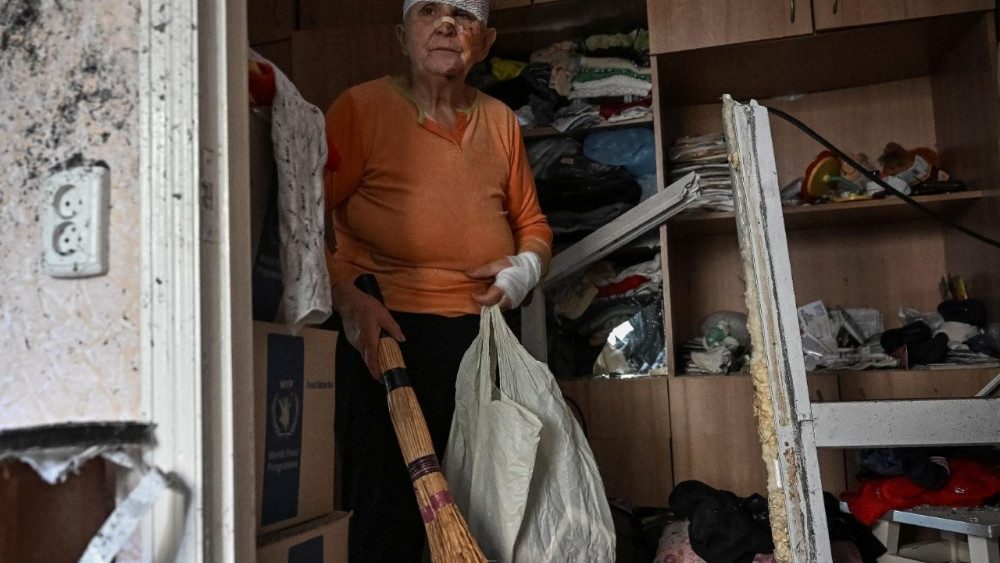 Uma moradora ferida, Nataliya, 82, limpa seu apartamento em um prédio danificado por um ataque de drone russo, em meio ao ataque russo à Ucrânia, em Zaporizhzhia, Ucrânia, em 5 de outubro de 2025. REUTERS/Stringer