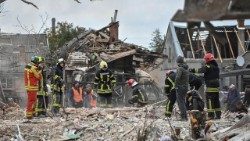 Hjälpinsats efter en rysk drönarattack