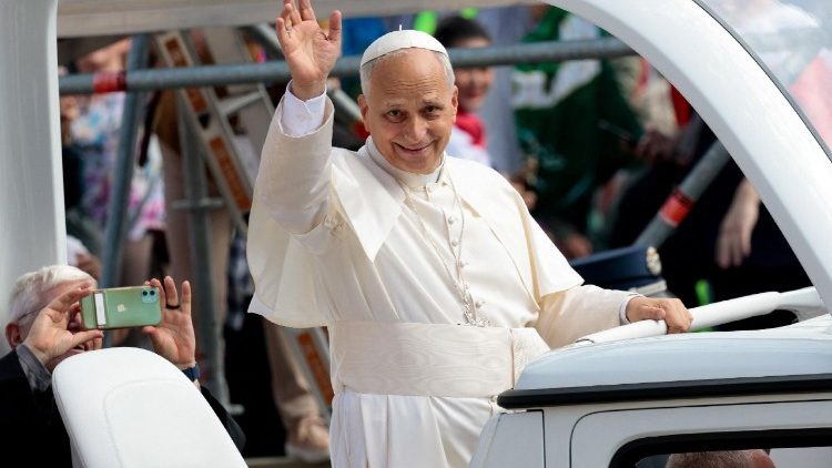 पोप लियो 14वें आमदर्शन समारोह में लोगों का अभिवादन करते हुए