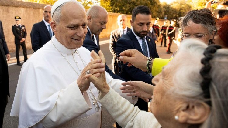 Papa akisalimiana na waamini huko Castel Gandolfo