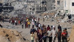 Menschen im zerstörten Gaza