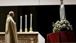 Leó pápa a Fatimai Szűz szobra előtt 