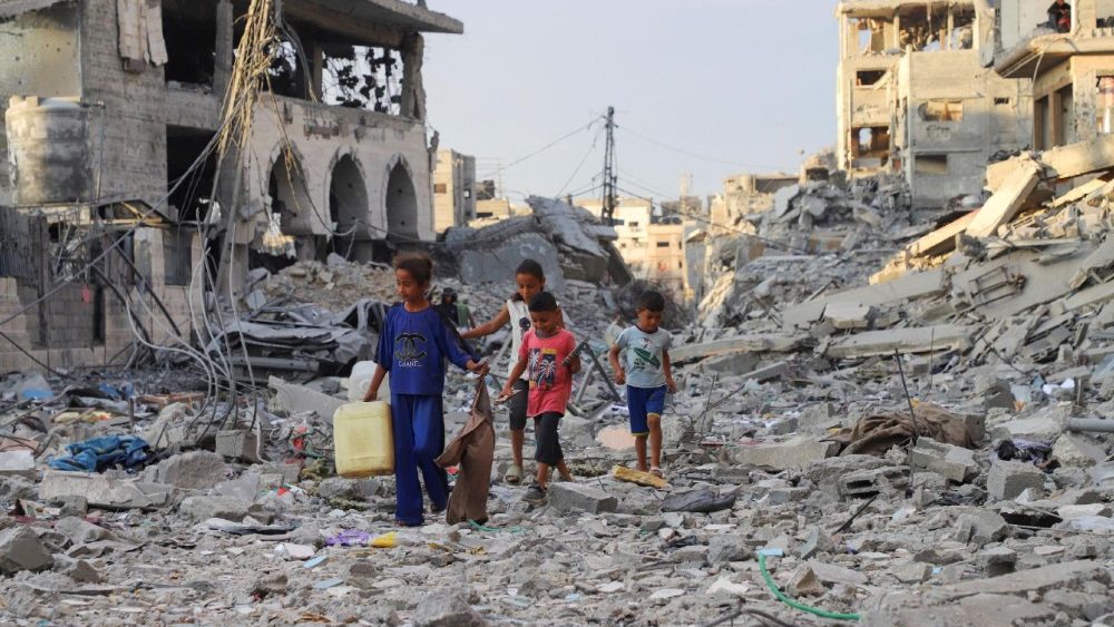 Crianças palestinas caminham perto dos escombros após uma ofensiva israelense realizada antes do cessar-fogo entre Israel e o Hamas, no campo de refugiados de Shati (Praia), na Cidade de Gaza, em 12 de outubro de 2025. REUTERS/Ebrahim Hajjaj