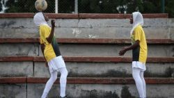 Zwei Mädche beim Fußballspiel in Nigeria (Archiv)