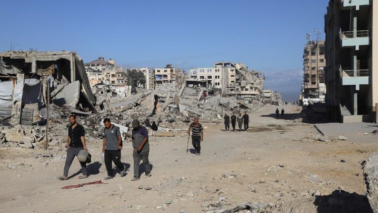 Palästinenser gehen durch Trümmerberge in Gaza-Stadt