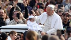 Leó pápa egy kisgyermeket köszönt a körbejáráskor  