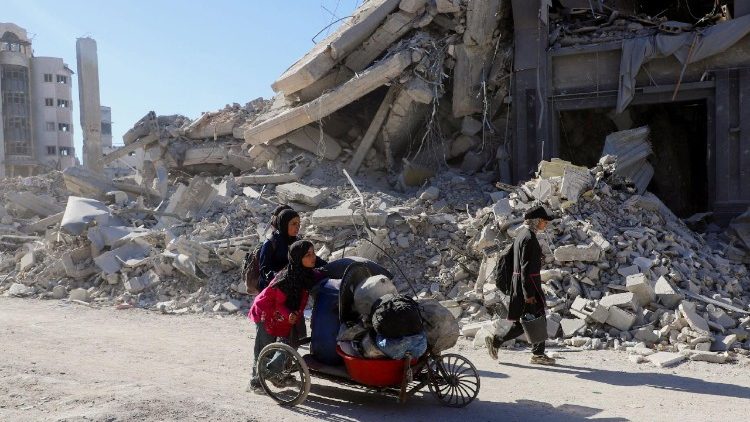 Civili sfollato che rientrano a "casa"