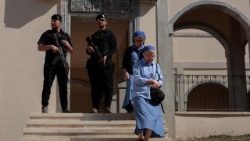 Sicherheitskräfte bewachen den Eingang der neu eingeweihten Mar-Toma-Kirche