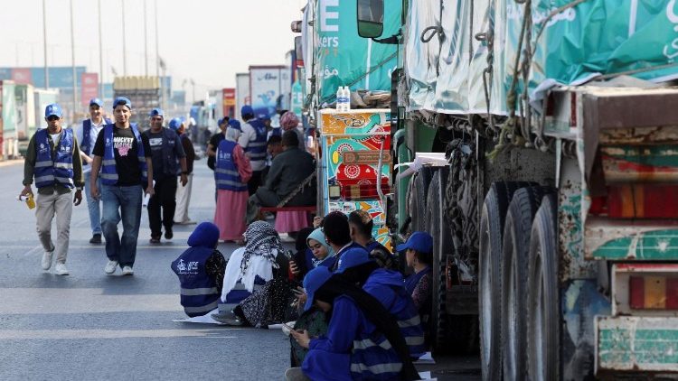 ባለስልጣን ከፍተኛ የዕርዳታ ክምችት ወደ ጋዛ እንዳይገባ መታገዱን ይናገራሉ