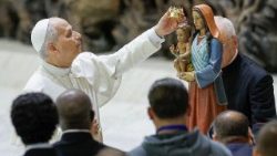 Đức Thánh Cha Lêô XIV đội triều thiên cho Tượng Đức Mẹ - “Nữ Vương của người Rom, Sinti và Caminanti” 