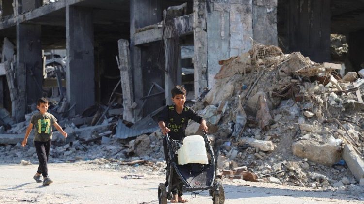 Bambini palestinesi sfollati a Gaza