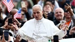 ലിയൊ പതിനാലാമൻ പാപ്പാ പൊതുദർശനം അനുവദിക്കാനെത്തുന്നു, വത്തിക്കാനിൽ വിശുദ്ധ പത്രോസിൻറ ബസിലിക്കയുടെ അങ്കണം,22/10/25