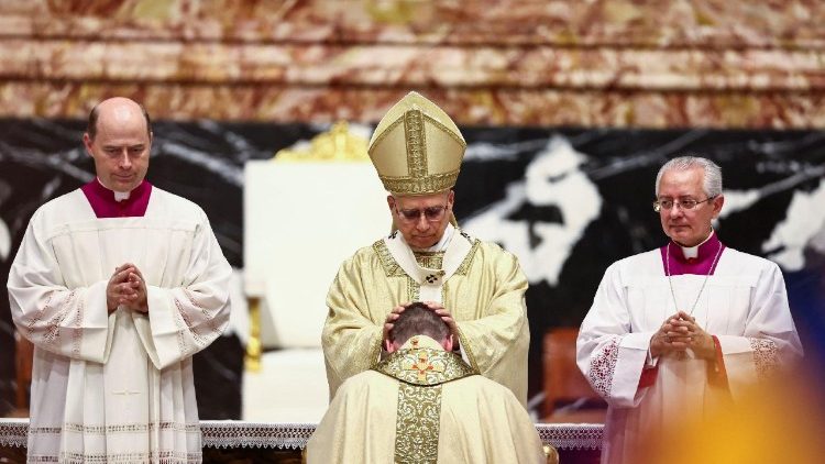 ஆயர் Miroslaw Stanislaw Wachowski, திருநிலைப்பாட்டுத் திருப்பலியின்போது 