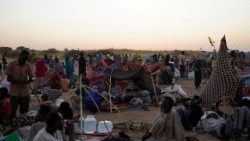 Habitantes de El Fasher abandonam a cidade em direção a campo de refugiados em Tawila.