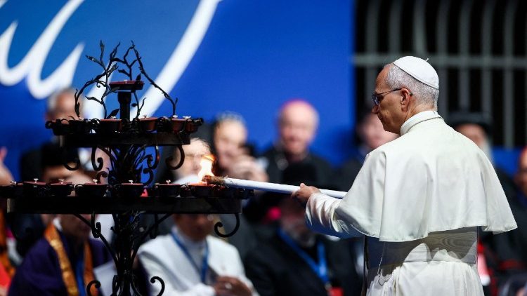 El Papa enciende el candelabro de la paz