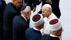 Papst Leo begrüßt den römischen Oberrabbiner Di Segni (links) bei einer Veranstaltung im Oktober im Vatikan